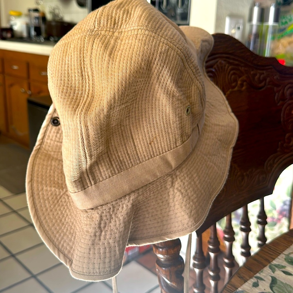 Beige cloth bucket hat . EUC no tears